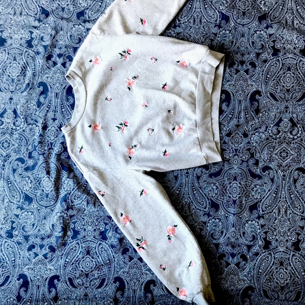 Cropped sweatshirt embroidered roses